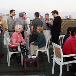 Discussions multipes à la terrasse